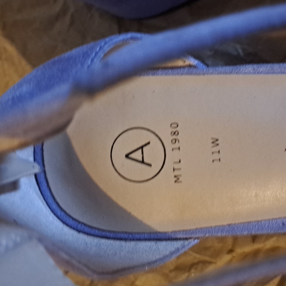 A light purple shoes. 11 wide. Suede. - Picture 3 of 5